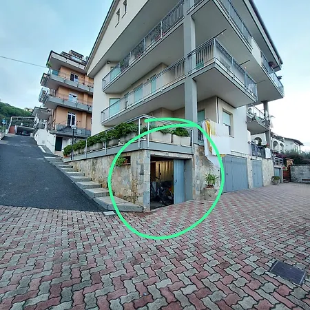 Sea View Parking & Bike Box 아파트 피에트라리구레