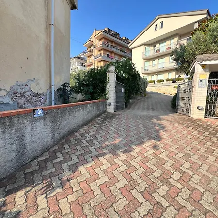 Sea View Parking & Bike Box Пьетра-Лигуре